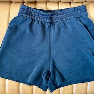 Lululemon Softstreme shorts 4” Size 4